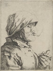 Alte Frau raucht eine Pfeife
