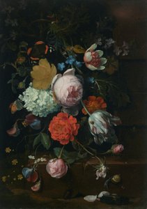 Ein Blumenstrauß aus Pfingstrosen, Tulpen, Rosen und anderen Blumen auf einem Sims, mit Schmetterlingen, einer Schnecke und einem Käfer
