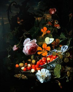 Ein Stillleben mit Erdbeeren in einer Schale und Blumen von Jan Mortel