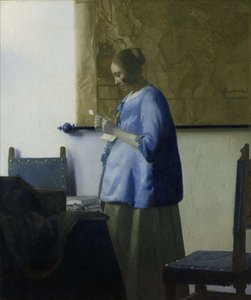 Frau in Blau, die einen Brief liest