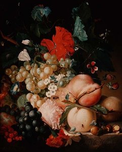 Gemischte Blumen und Früchte mit Insekten auf einem Marmorsockel