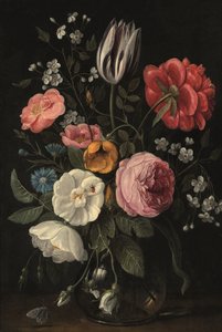 Rosen, eine Tulpe, eine Pfingstrose, eine Kirschblüte und ein Tausendgüldenkraut in einer Glasvase auf einem Sims