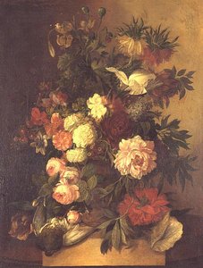 Pfingstrosen, Rosen und andere Blumen in einer Urne von Jan van Os