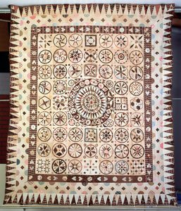Patchwork-Bettdecke, Irland, 1850-60 von Jane Pizar