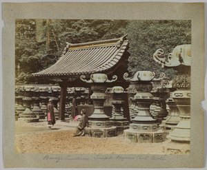 Bronzelaternen vor dem Tempel im Uyeno-Park, Tokio, Japan (handkoloriertes s/w-Foto) von Japanese Photographer