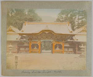 Tor des Jemitsu-Tempels, Nikko, Japan (handkoloriertes s/w-Foto)