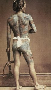 Mann mit spezifisch japanischer Tätowierung. Albumin-Foto, handkoloriert. Um 1880