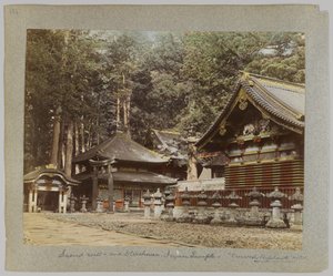 Heiliger Brunnen und Lagerhäuser, Tōshō-gū, Nikko, Japan (handkoloriertes s/w Foto)