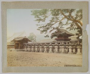 Steinlaternen vor einem Tempel, Shiba Park, Tokio, Japan