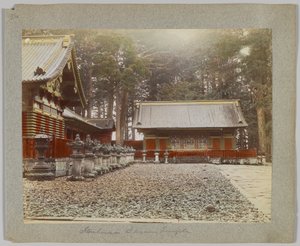 Lagerhäuser in Tōshō-gū, Nikko, Japan (handkoloriertes s/w-Foto)