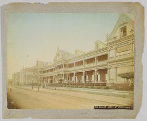 Das Grand Hotel in Yokohama, Japan (handkoloriertes s/w-Foto)