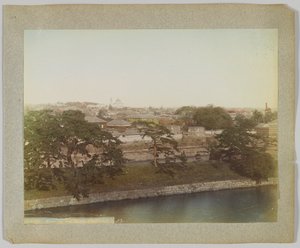 Stadt Tokio vom Kaiserpalast aus, Japan (handkoloriertes s/w-Foto)