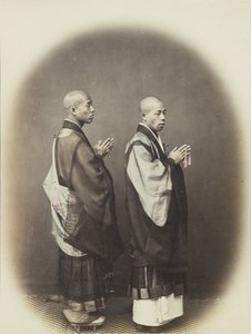 Zwei japanische Männer in traditioneller Kleidung von Japanese Photographer