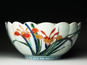 Schale mit geriffelten Seiten und gewelltem Rand, ko-Imari Ware, ca. 1770-20 (Irdenware mit blauem Unterglasur und Überglasur Emaille)