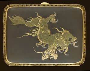 Zigarettenetui mit einem Drachen verziert, hergestellt in einer Komai-Fabrik, um 1900 von Japanese School