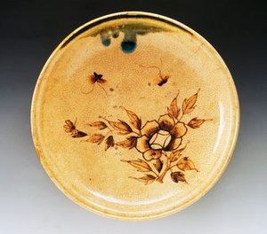 Dekoriertes Emaille-Steinzeugtablett mit zwei Schmetterlingen und Pfingstrose, späte 18. bis frühe 19. Jahrhundert, Seto-Manufaktur, Durchmesser 34 cm, japanische Zivilisation, Edo-Periode von Japanese School