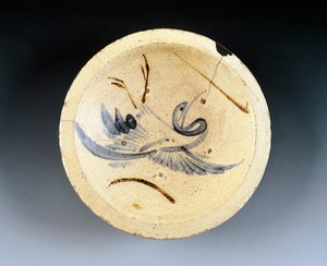 Emaille-Steinzeugplatte, verwendet von Nishin-zara-Verkäufern (geschmorte Heringe), dekoriert mit Kranichfiguren, die zwischen Weidenzweigen tanzen