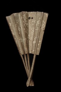 Hängende Vase in Form eines Fächers, Präfektur Kumamoto, Edo-Periode