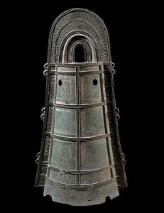 Japanische Kunst: Dotaku (Bronzeglocke) von Japanese School