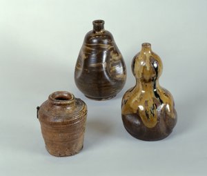 Krug, Sake-Flasche und Keramik-Kürbis