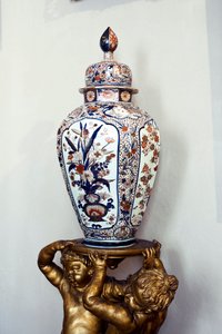Große japanische Vase mit Deckel aus der Edo-Zeit, Genroku-Ära. 1688-1703. Wohnungen von Maria Brignole-Sale De Ferrari, Herzogin von Galliera (1811-1888), Möbel aus dem Hotel Matignon, ihrer Pariser Residenz. Palazzo Rosso, Genua