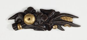 Menuki, oder Griffverzierung, in Form eines Blumenarrangements (Kupfer-Gold-Legierung mit Vergoldung)