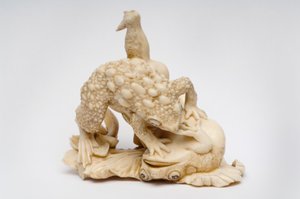 Okimono von zwei Kröten auf einem Lotusblatt