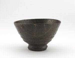 Rakuzan-Keramik Teeschale im Kugibori Irabo-Stil, frühes 18. Jahrhundert von Japanese School