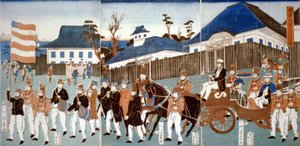 Triptychon zeigt eine Parade von Ausländern in Yokohama, in einer offenen Kutsche und angeführt von einem Mann, der die Sterne und Streifen trägt, und einer Militärkapelle, 1861.