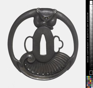 Tsuba: Affe hält Muschel