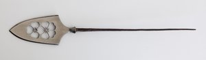Yanone (Pfeilspitze) des flachen Typs mit durchbrochenem Design von Kirschblüten von Japanese School
