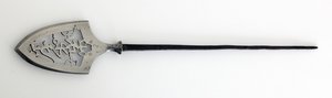 Yanone (Pfeilspitze) vom flachen Typ (hirane) mit durchbrochenem Design von Zeichen, die Berg, Stein und Wasser bedeuten von Japanese School