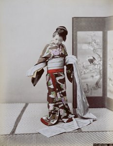 Junge japanische Mädchen beim Ankleiden, spätes 19. Jahrhundert