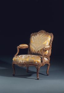 Einer von einem Paar Louis XV Fauteuils a la Reine
