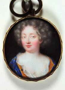 Eine Dame in einem orangegefütterten blauen Kleid