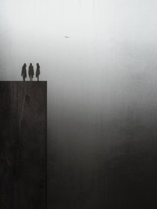 Drei Silhouetten Nebeliger Horizont