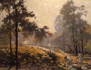 Frauen pflücken gelbe Blumen in einer bewaldeten Landschaft