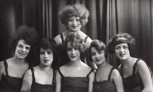 Eine Tanz- oder Theatergruppe, ca. 1900-1929