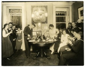 Alice Foote MacDougal unterhält eine Gruppe von Seeleuten in ihrer kleinen Wohnung im Alten Krieg, Greenwich Village, New York, USA