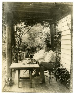 Paar im Garten sitzend, ca. 1905-40