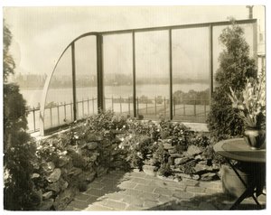 Garten von Frau Regina Jais, ca. 1936-37 von Jessie Tarbox Beals