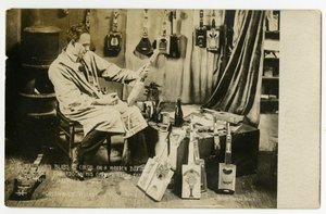 Große grelle Farbflecken auf einer Holzkiste und Bobby Edwards in seinem Dachboden unter den Sternen, Ukulelen schaffend, Greenwich Village, New York, USA