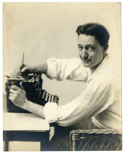 Henry Oyen an der Schreibmaschine, um 1905-21