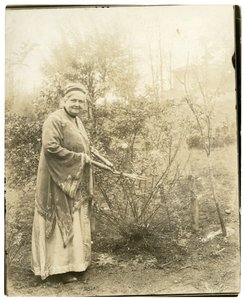 Mrs Alzirc Hewitt Wade - 88 Jahre alt - im Garten in Ossining, NY