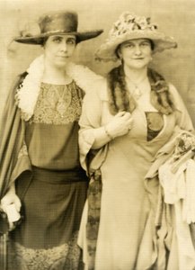 Mrs Coolidge und ihre Freundin Frances Parkinson Keyes von Jessie Tarbox Beals