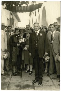 Präsident Hoover - Mrs. Hoover hält einen Blumenstrauß, um 1928-32
