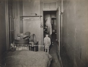 Ohne Titel (Junge im Schlafzimmer), ca. 1910 von Jessie Tarbox Beals