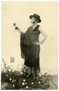 Frau, die eine Blume hält, um 1905-40