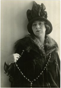 Zoë Akins, Autorin von Déclassée, um 1905-40 von Jessie Tarbox Beals