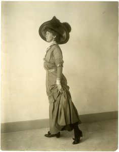 Modell mit Federhut, ca. 1905-18 von Jessie Tarbox Beals